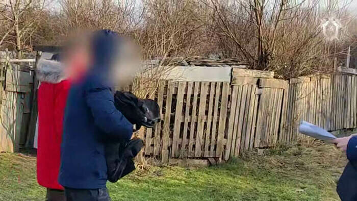 Отчим показывает как нёс сумку с телом, чтобы утопить её в воде | Скриншот видеозаписи СУ СК России по Калининградской области 