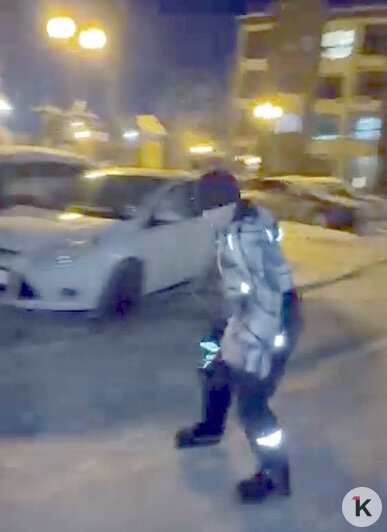 «Такой лёд хороший!»: юный конькобежец прокатился прямо по двору в Большом Исакове (видео)   - Новости Калининграда | Скриншот видео: Виолетта