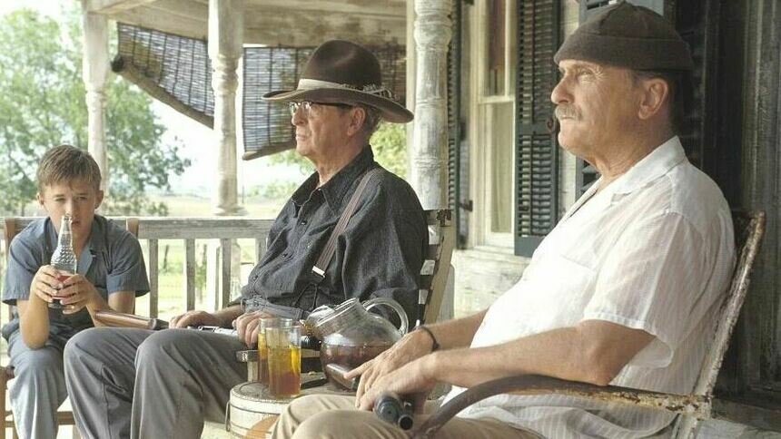 Роберт Дюваль (крайний справа) | Кадр из фильма «Подержанные львы» (12+)