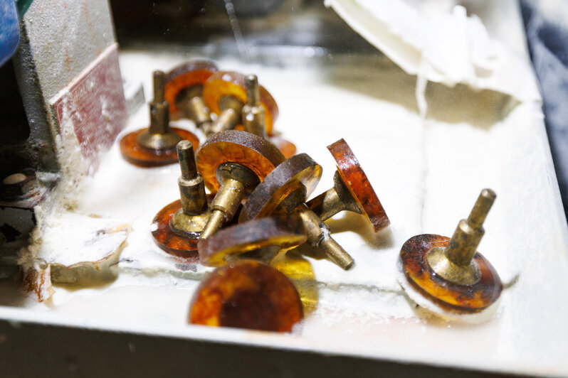 Компоненты медали проходят шлифовку в несколько этапов | Фото: Александр Мелехов 