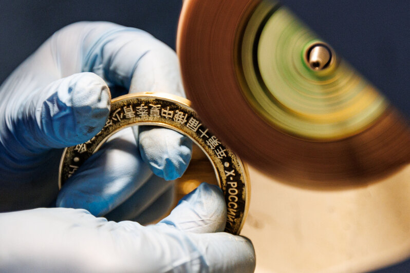 Практически все медали пройдут через руки заведующего цехом монтировщиков Сергея Гасанова | Фото: Александр Мелехов 