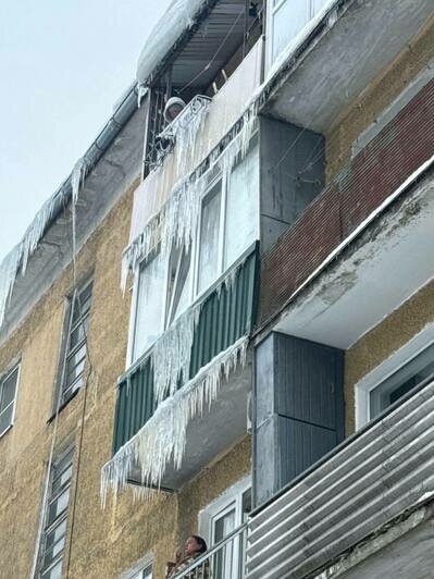 Ледяной оскал: на карнизах калининградских домов выросли метровые сосульки (фото) - Новости Калининграда | Фото: Александр