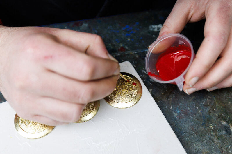 Нанесение цветной эмали – это тонкая и кропотливая работа | Фото: Александр Мелехов 