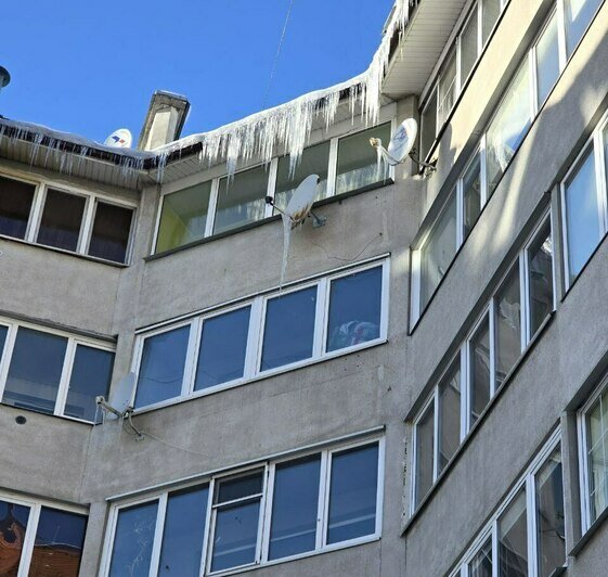 Ледяной оскал: на карнизах калининградских домов выросли метровые сосульки (фото) - Новости Калининграда | Фото: Алиса