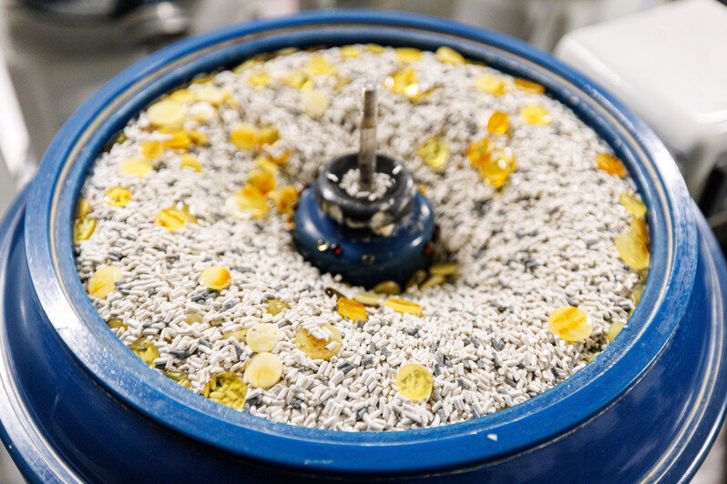 Компоненты медали проходят шлифовку в несколько этапов | Фото: Александр Мелехов 