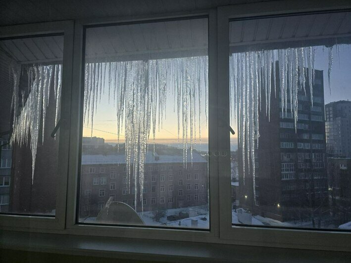 Ледяной оскал: на карнизах калининградских домов выросли метровые сосульки (фото) - Новости Калининграда | Фото: Алиса