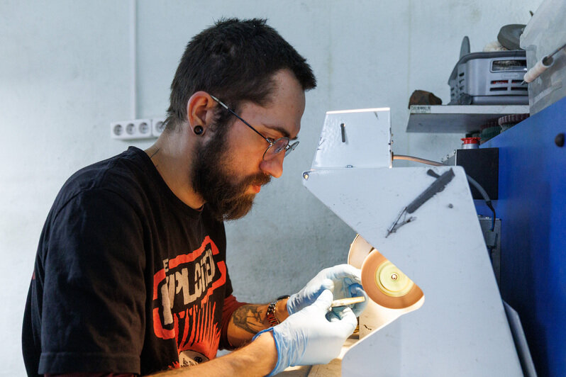 Практически все медали пройдут через руки заведующего цехом монтировщиков Сергея Гасанова | Фото: Александр Мелехов 