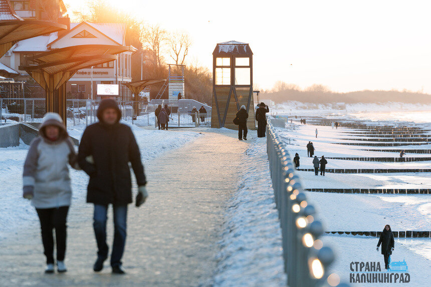 Ходить по обледеневшим дорогам не только трудно, но и опасно | Фото: Александр Мелехов