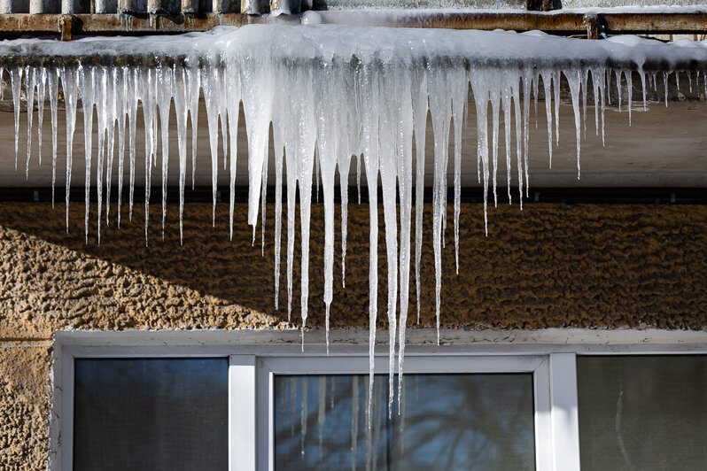 Ледяной оскал: на карнизах калининградских домов выросли метровые сосульки (фото) - Новости Калининграда | Фото: Александр Подгорчук / «Клопс»