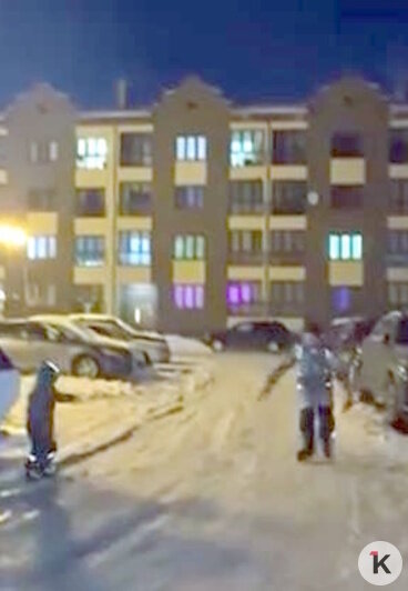 «Такой лёд хороший!»: юный конькобежец прокатился прямо по двору в Большом Исакове (видео)   - Новости Калининграда | Скриншот видео: Виолетта