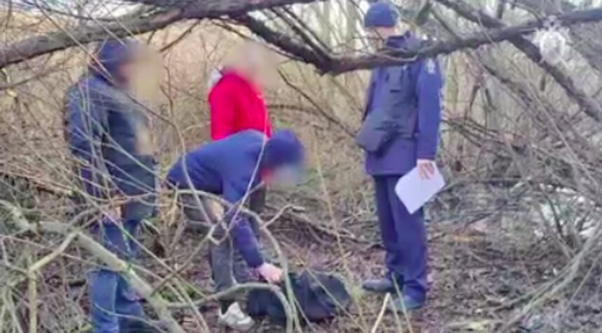 Обвиняемый в убийстве отчим показал, где и как прятал тело ребёнка | Кадр оперативного видео