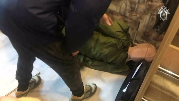 Обвиняемый показывает как схватил мальчика за одежду и начал его избивать  | Скриншот видеозаписи СУ СК России по Калининградской области 