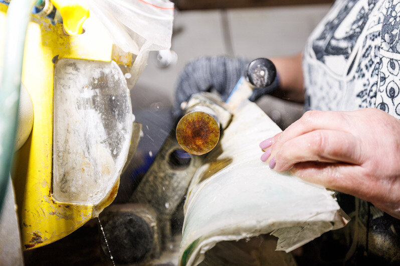 Компоненты медали проходят шлифовку в несколько этапов | Фото: Александр Мелехов 