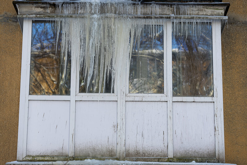 Ледяной оскал: на карнизах калининградских домов выросли метровые сосульки (фото) - Новости Калининграда | Фото: Александр Подгорчук / «Клопс»