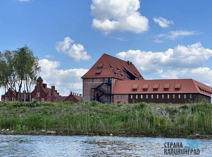 Замок Тапиау стоит у воды | Фото: Оксана Сазонова