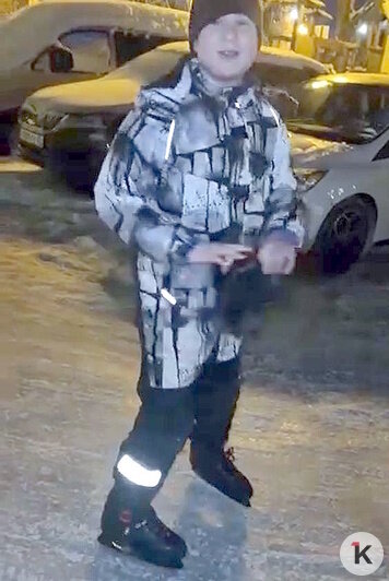 «Такой лёд хороший!»: юный конькобежец прокатился прямо по двору в Большом Исакове (видео)   - Новости Калининграда | Скриншот видео: Виолетта