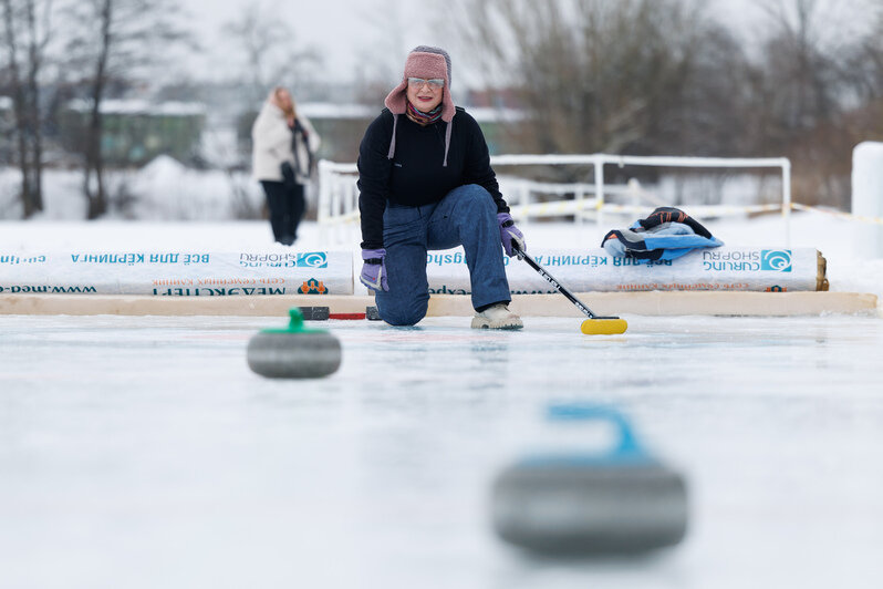 Дважды участница зимних Олимпийских игр Юлия Ермакова (Портунова) сыграла в одной команде с мамой и примами зимнего плавания из «Янтарных Моржей» Эрикой Радохлеб и Натальей Алещенко | Фото: Александр Мелехов