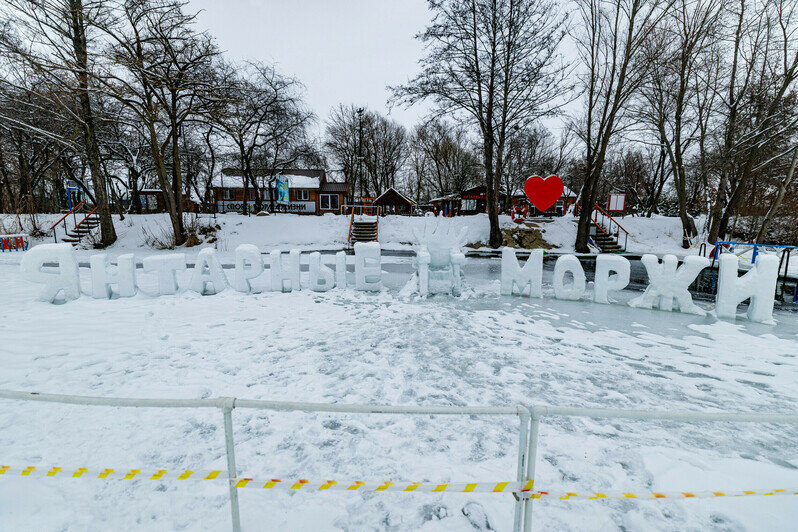 Идея сыграть в кёрлинг на замёрзшем озере витала несколько лет. И наконец осуществилась | Фото: Александр Мелехов