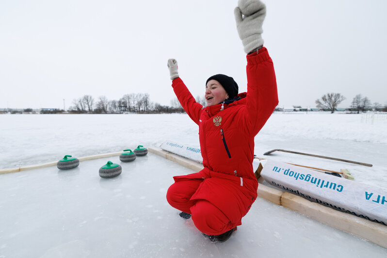 Идея сыграть в кёрлинг на замёрзшем озере витала несколько лет. И наконец осуществилась | Фото: Александр Мелехов