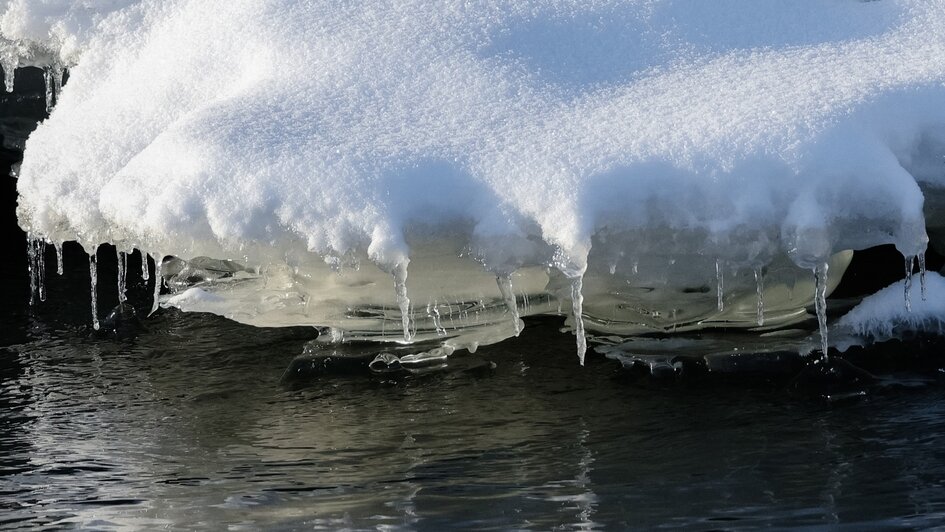 Причудливые наплывы льда снял житель Черняховска на Анграпе (фото)   - Новости Калининграда | Фото: Юрий Таркин