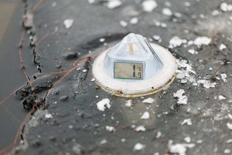 Идея сыграть в кёрлинг на замёрзшем озере витала несколько лет. И наконец осуществилась | Фото: Александр Мелехов