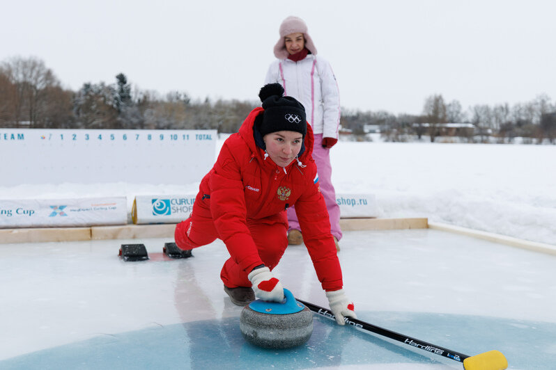 Дважды участница зимних Олимпийских игр Юлия Ермакова (Портунова) сыграла в одной команде с мамой и примами зимнего плавания из «Янтарных Моржей» Эрикой Радохлеб и Натальей Алещенко | Фото: Александр Мелехов