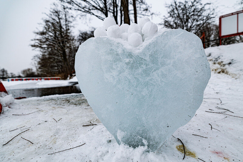Идея сыграть в кёрлинг на замёрзшем озере витала несколько лет. И наконец осуществилась | Фото: Александр Мелехов