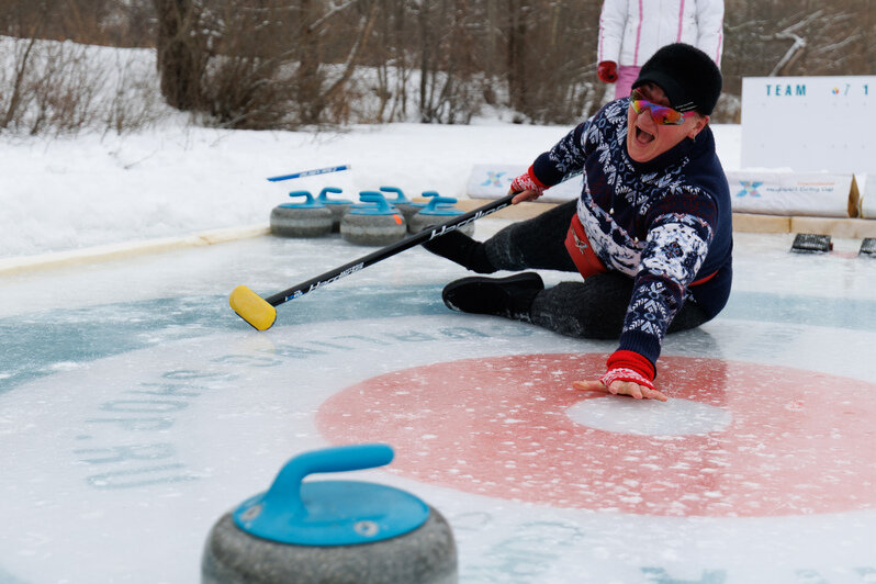 Идея сыграть в кёрлинг на замёрзшем озере витала несколько лет. И наконец осуществилась | Фото: Александр Мелехов