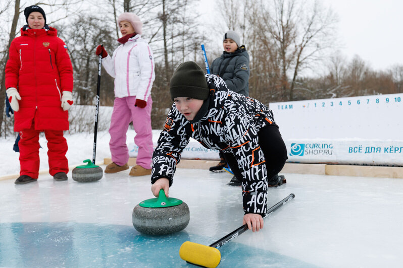Идея сыграть в кёрлинг на замёрзшем озере витала несколько лет. И наконец осуществилась | Фото: Александр Мелехов