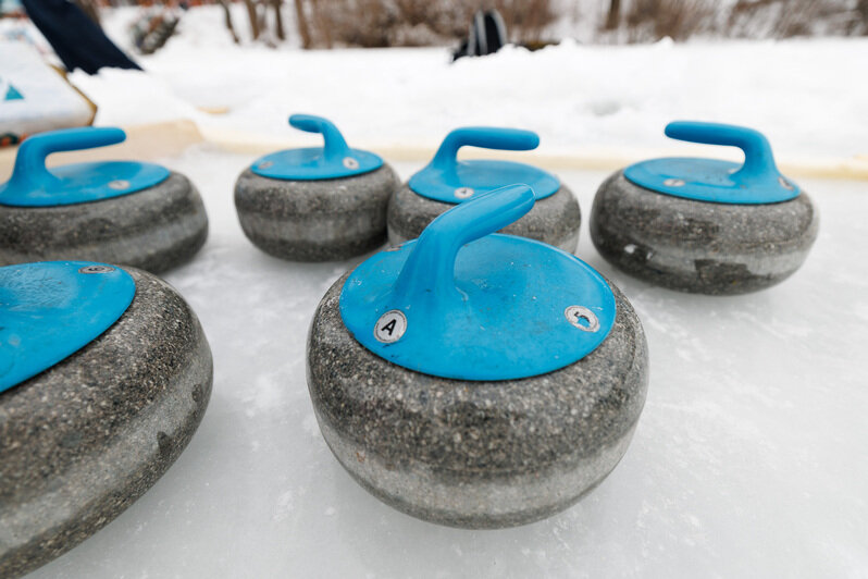 Идея сыграть в кёрлинг на замёрзшем озере витала несколько лет. И наконец осуществилась | Фото: Александр Мелехов