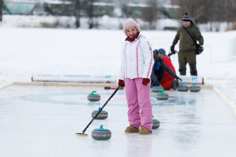 Идея сыграть в кёрлинг на замёрзшем озере витала несколько лет. И наконец осуществилась | Фото: Александр Мелехов