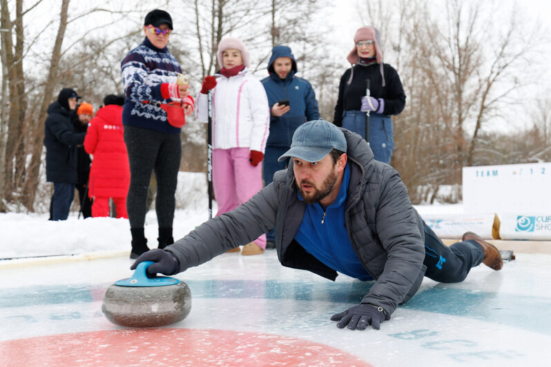 Идея сыграть в кёрлинг на замёрзшем озере витала несколько лет. И наконец осуществилась | Фото: Александр Мелехов