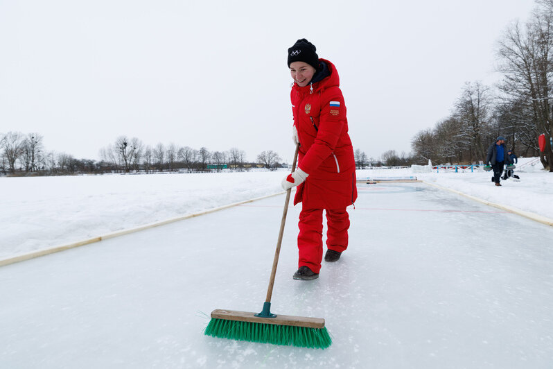 Идея сыграть в кёрлинг на замёрзшем озере витала несколько лет. И наконец осуществилась | Фото: Александр Мелехов