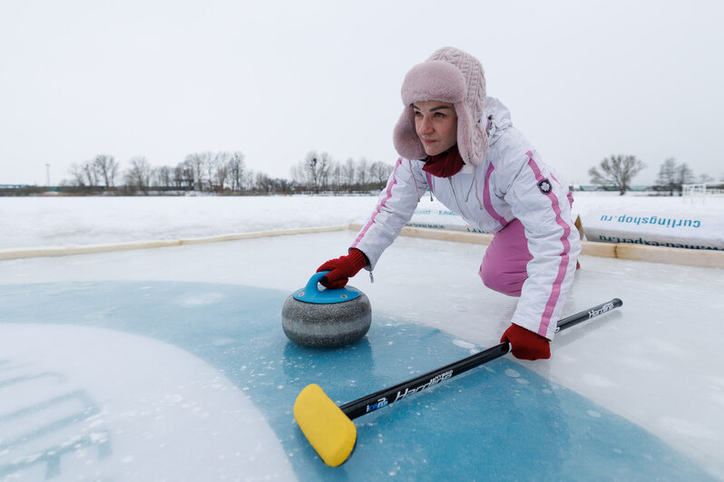 Идея сыграть в кёрлинг на замёрзшем озере витала несколько лет. И наконец осуществилась | Фото: Александр Мелехов
