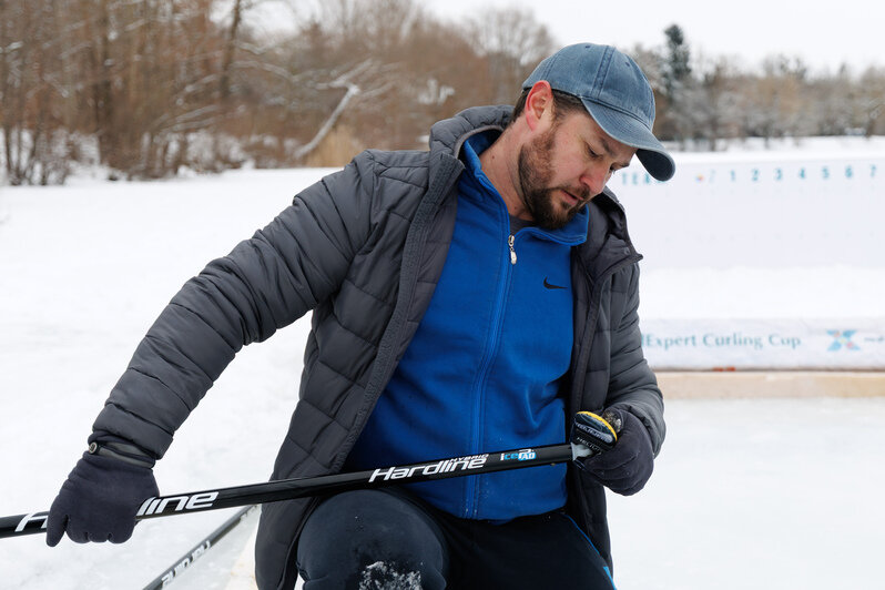 Идея сыграть в кёрлинг на замёрзшем озере витала несколько лет. И наконец осуществилась | Фото: Александр Мелехов