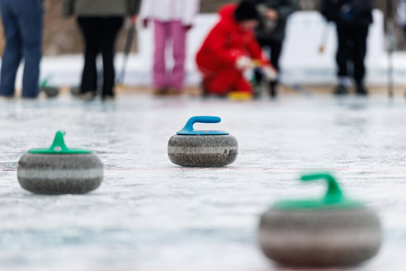 Идея сыграть в кёрлинг на замёрзшем озере витала несколько лет. И наконец осуществилась | Фото: Александр Мелехов