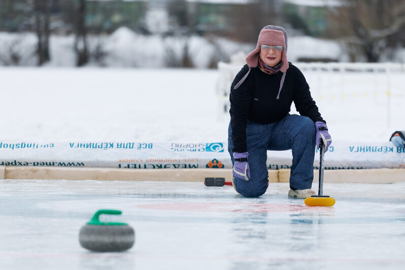 Идея сыграть в кёрлинг на замёрзшем озере витала несколько лет. И наконец осуществилась | Фото: Александр Мелехов