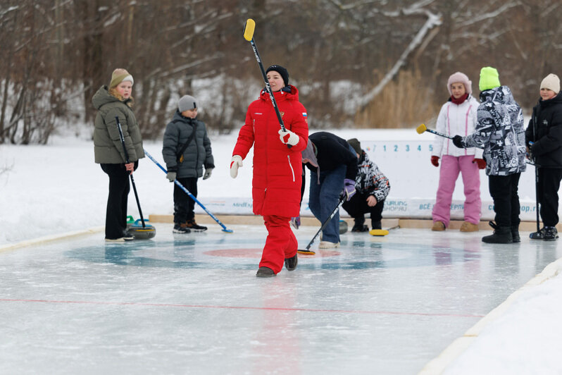 Идея сыграть в кёрлинг на замёрзшем озере витала несколько лет. И наконец осуществилась | Фото: Александр Мелехов