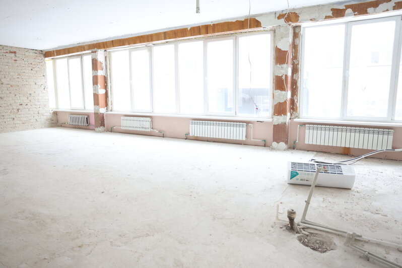 Андрей Кропоткин проверил ход капремонта в школе №1 Светлогорска | Фото: Калининградское отделение "Единой России"