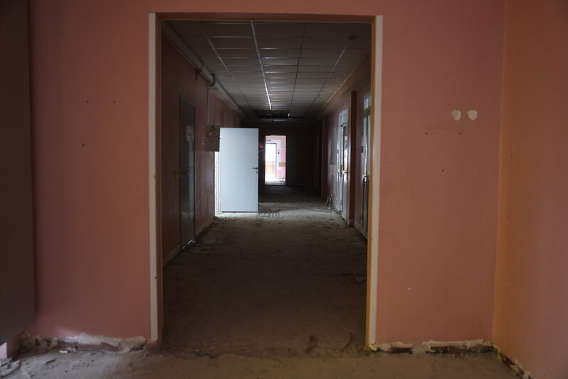 Андрей Кропоткин проверил ход капремонта в школе №1 Светлогорска | Фото: Калининградское отделение "Единой России"