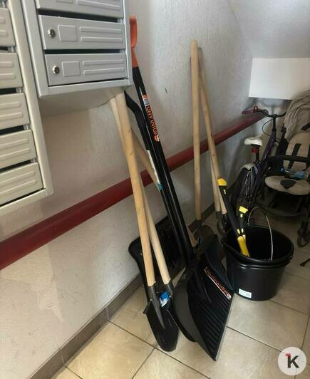 «Но тут нужен трактор»: жители Орудийной сами долбят лёд, которым их двор покрылся после засора канализации (фото, видео)   - Новости Калининграда | Фото: Марина Утяганова