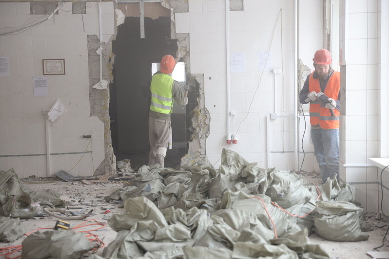 Андрей Кропоткин проверил ход капремонта в школе №1 Светлогорска | Фото: Калининградское отделение "Единой России"