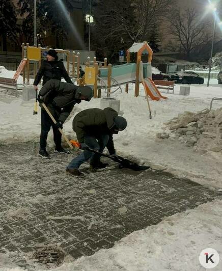 «Но тут нужен трактор»: жители Орудийной сами долбят лёд, которым их двор покрылся после засора канализации (фото, видео)   - Новости Калининграда | Фото: Марина Утяганова