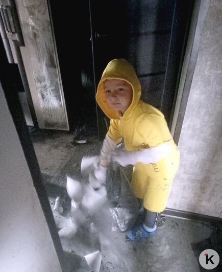 Максим тоже помогал маме с уборкой | Фото: Наталья Ш.