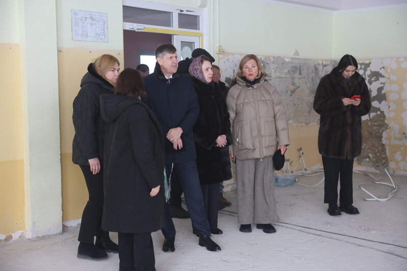 Андрей Кропоткин проверил ход капремонта в школе №1 Светлогорска | Фото: Калининградское отделение "Единой России"