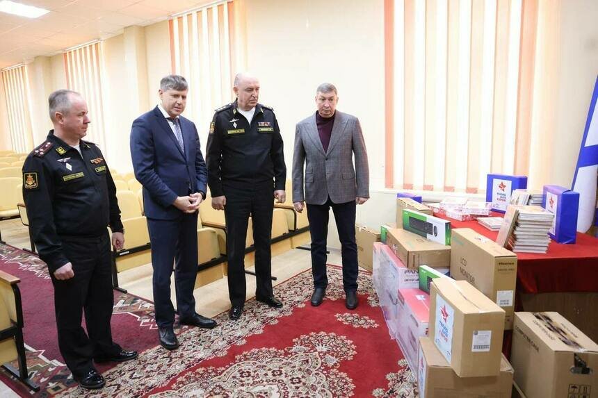 Подарки бойцам передали Андрей Кропоткин и Евгений Верхолаз | Фото: Калининградское отделение "Единой России"