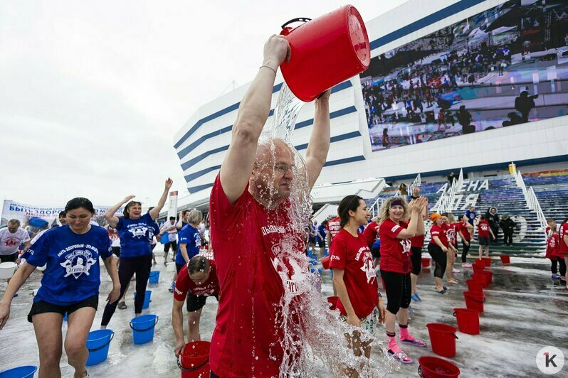 В майке и под ледяной водой: калининградцы присоединились к всероссийской акции закаливания (фоторепортаж) - Новости Калининграда | Фото: Александр Подгорчук / «Клопс»