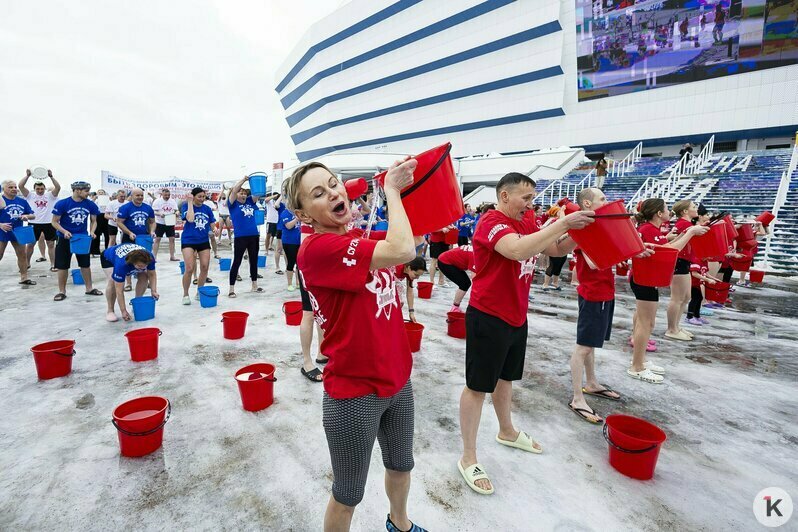 В майке и под ледяной водой: калининградцы присоединились к всероссийской акции закаливания (фоторепортаж) - Новости Калининграда | Фото: Александр Подгорчук / «Клопс»