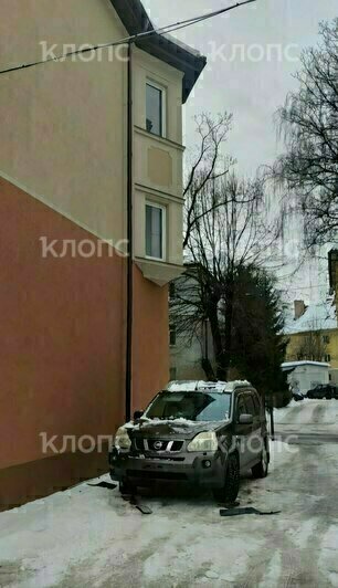 В центре Калининграда снежная глыба рухнула с крыши и разбила припаркованную машину (фото) - Новости Калининграда | Фото: очевидцы