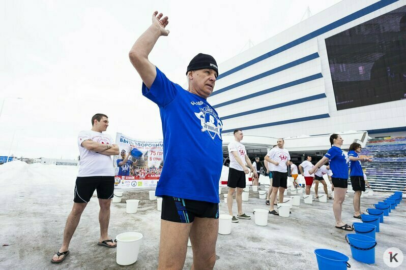 В майке и под ледяной водой: калининградцы присоединились к всероссийской акции закаливания (фоторепортаж) - Новости Калининграда | Фото: Александр Подгорчук / «Клопс»